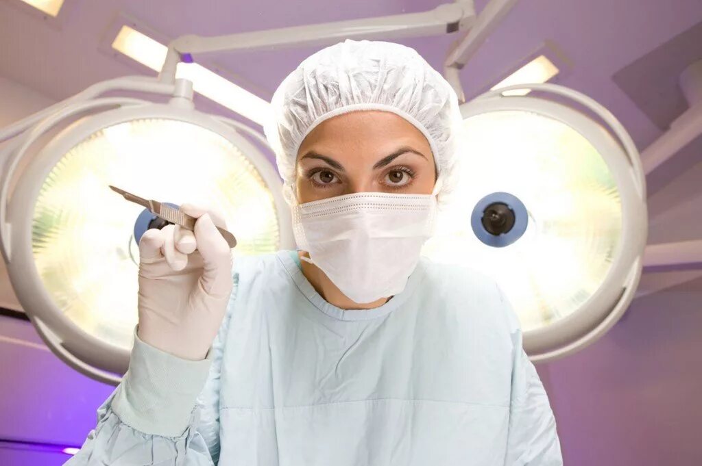 Женщины оперирует. Врач женщина в операционной.