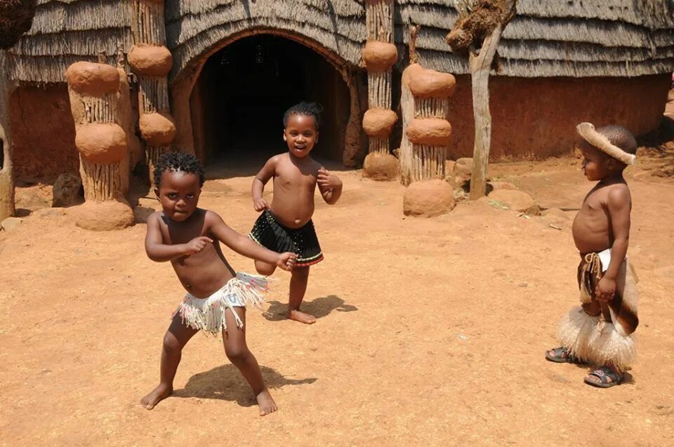Где негры танцуют. Африканские дети танцуют. Африканские танцы для детей. Африканский мальчик. Дети африканцев танцы.
