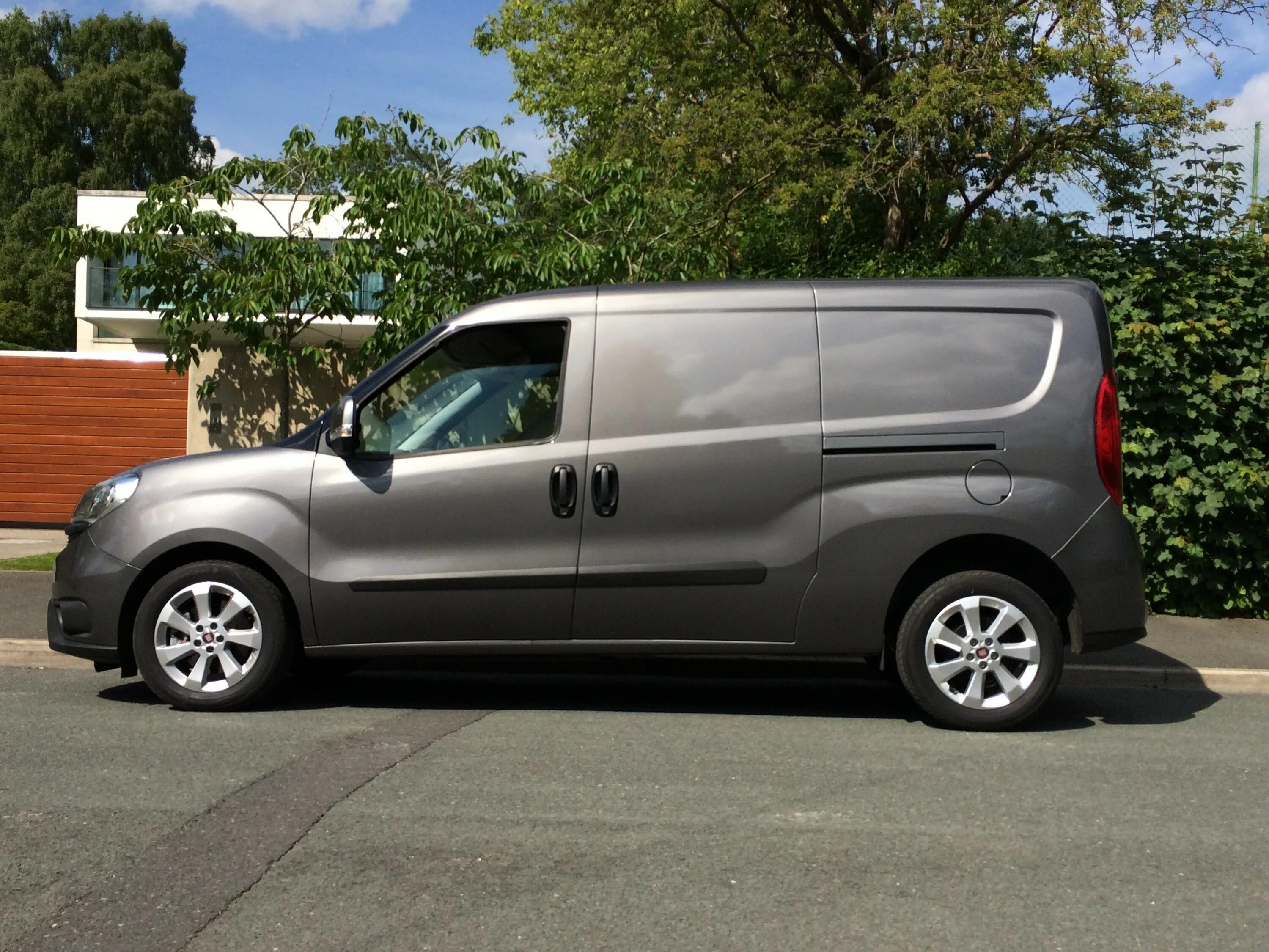 Фиат добло какой бензин. Фиат добло макси. doblo cargo maxi. fiat doblò макси. fiat doblo удлиненный.