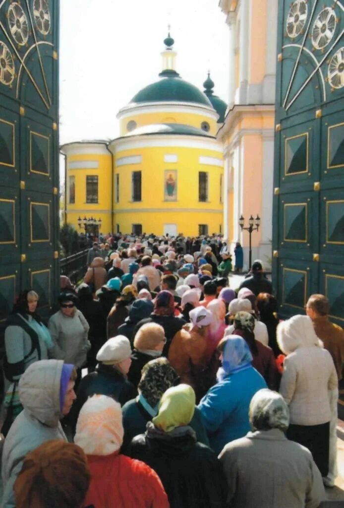 Матронушка московская в москве. Матрона Московская монастырь. Ставропигиальный монастырь Матроны Московской мощи. Свято Покровский монастырь мощи Матроны. Покровский монастырь Матронушка.