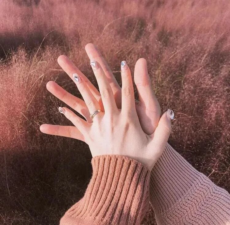 Красивая рука девочка. Руки Эстетика. Женская рука. Рюк Эстетика. Эстетика розового руки.
