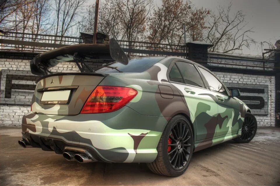 Как получить радужное хаки. Mercedes c63 amg камуфляж. c63 amg камуфляж. w204 хаки мерседес. mercedes c63 хаки.