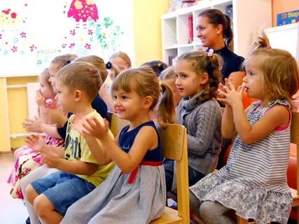 Ребенок хлопает в ладоши