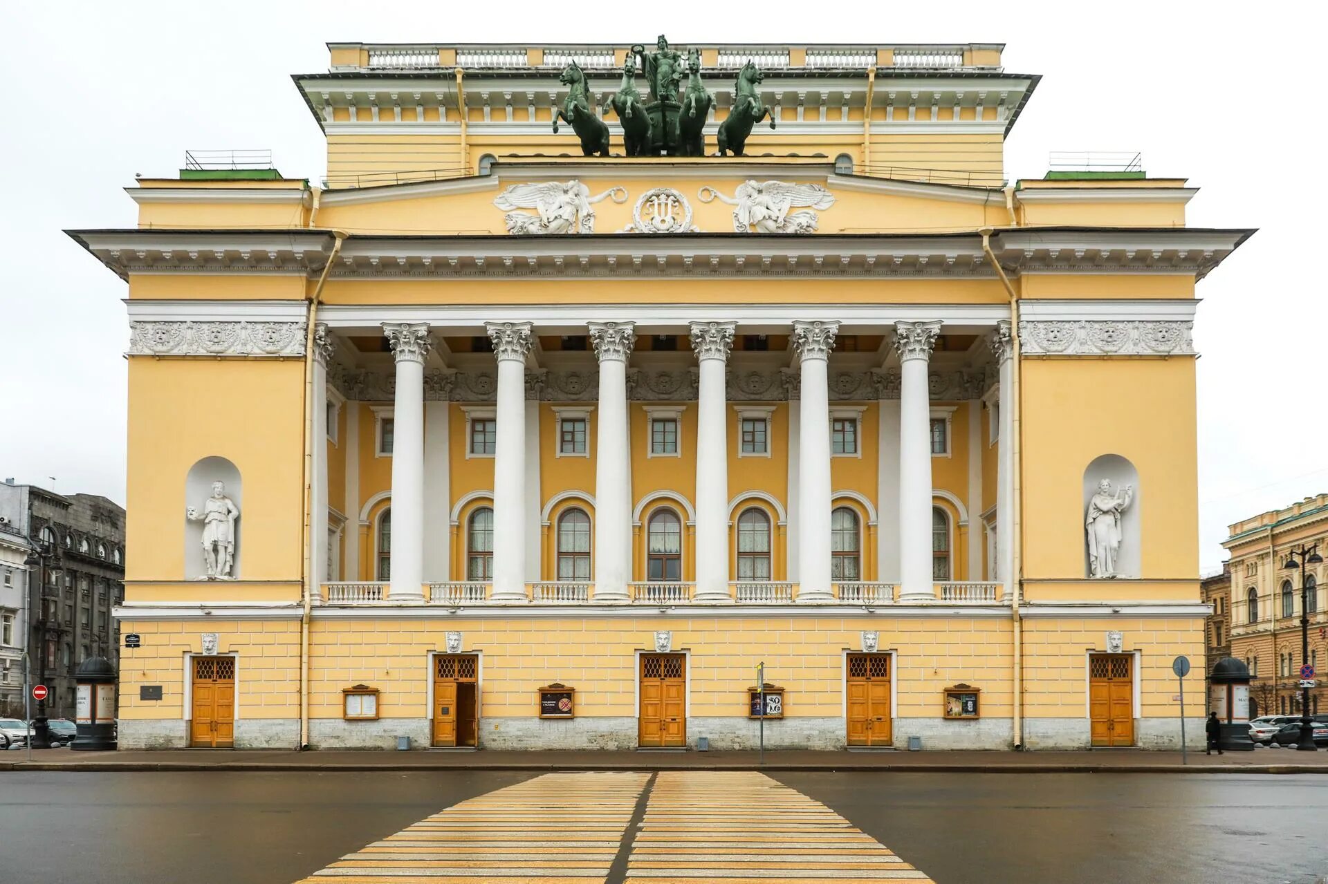 Учебные театры санкт петербурга. Александрийский театр в Санкт-Петербурге. Александринский театр Санкт-Петербург 19 век. Росси Александрийский театр. Театры Санкт-Петербурга Александринский театр.