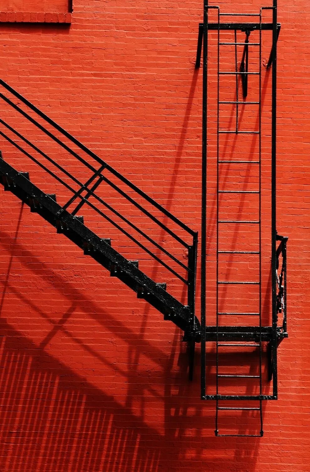 Вертикальная наружная лестница. Лестница трёхколенная пожарная. Пожарная лестница 52254. Лестница Чернышева пожарная. Лестница пожарная 3-х коленная.