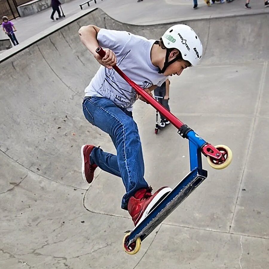 Трюки на самокате. Трюковой самокат haevner detroit (бело черный). Фристайл скутеринг. Самокат для трюков дома. Stunt scooter самокат трюковой.