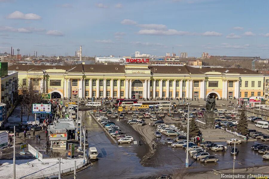 Сколько вокзалов в екатеринбурге. Ж/Д вокзал Екатеринбург. Вокзальная площадь Екатеринбург. ЖД вокзал Свердловск пассажирский. ЕКБ Вокзальная площадь.