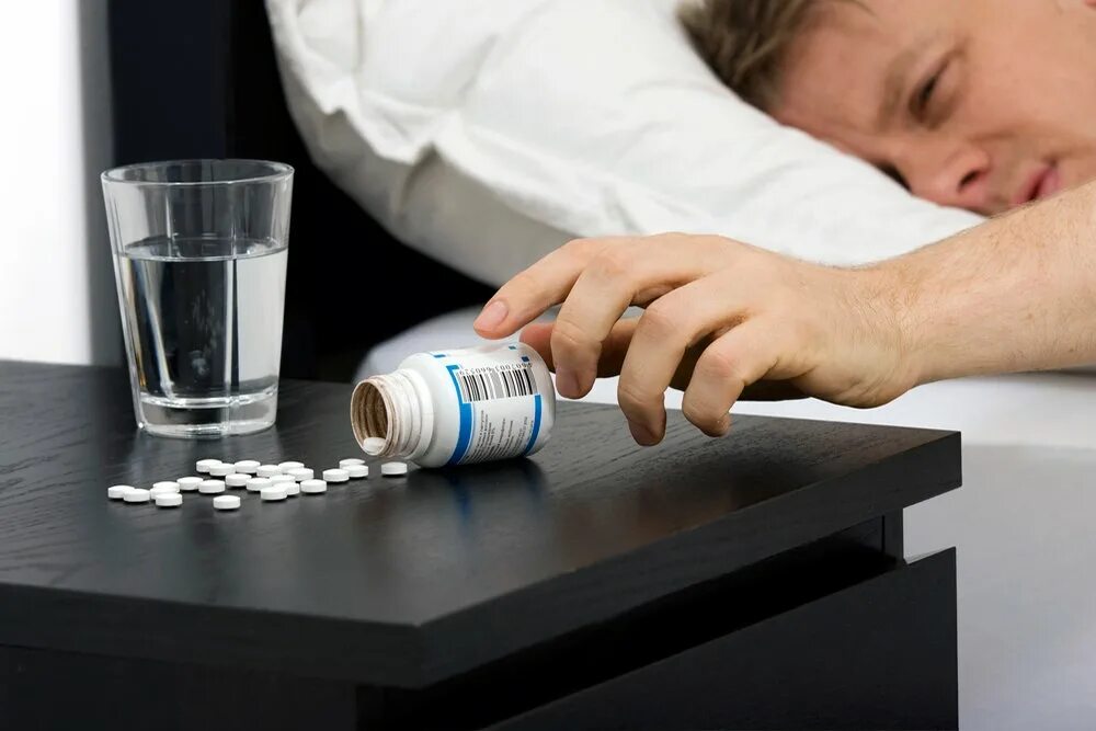 Снотворные лекарственные препараты. Зависимость от лекарств. Отравление снотворным. Снотворные препараты зависимость.