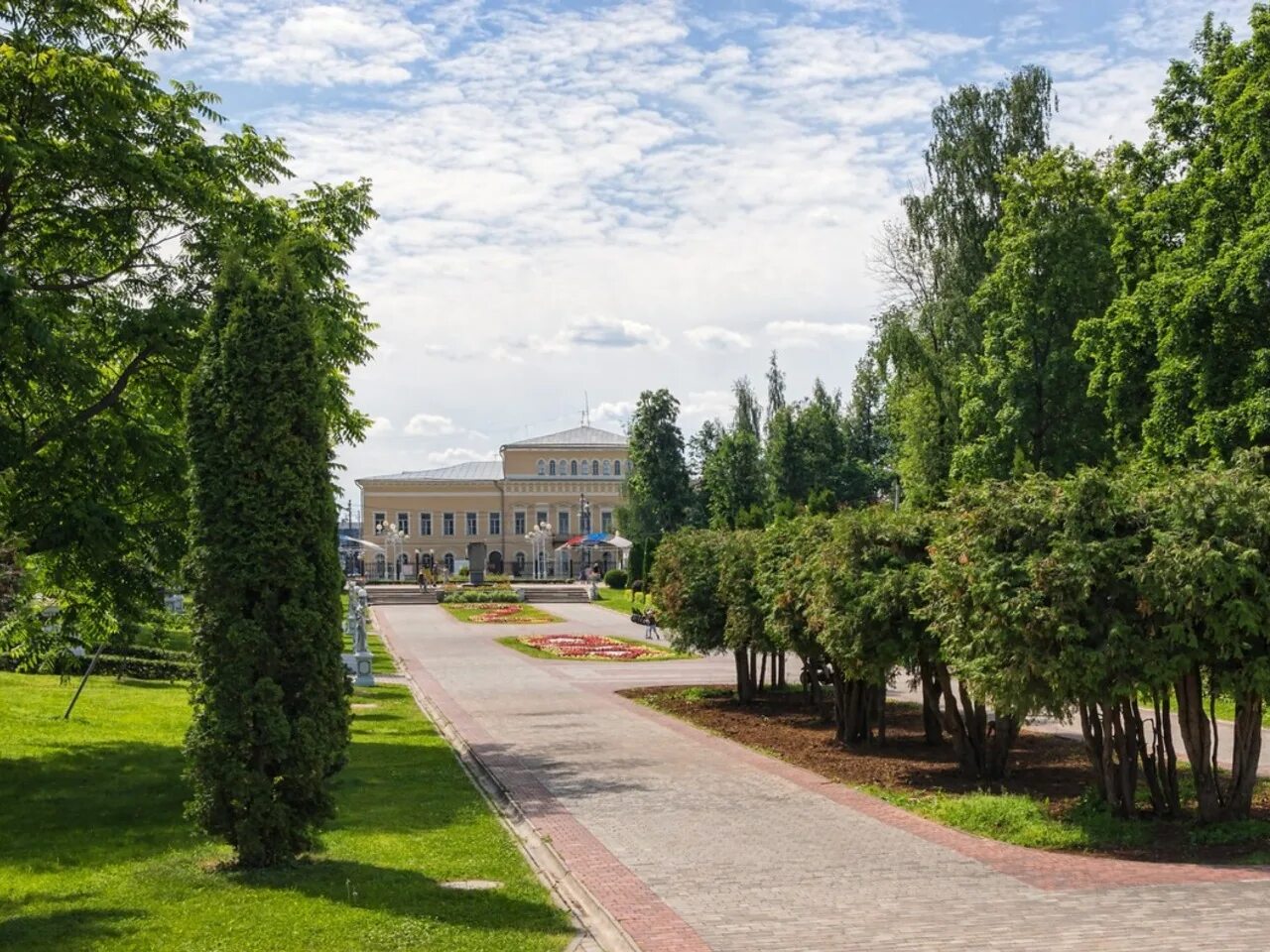 Сады тверь. Горсад сад Тверь. Тверь Горсад аллея. Центральный городской парк Тверь. Горсад Тверь фонтан.