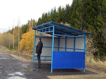 На остановке останавливаются автобусы 5