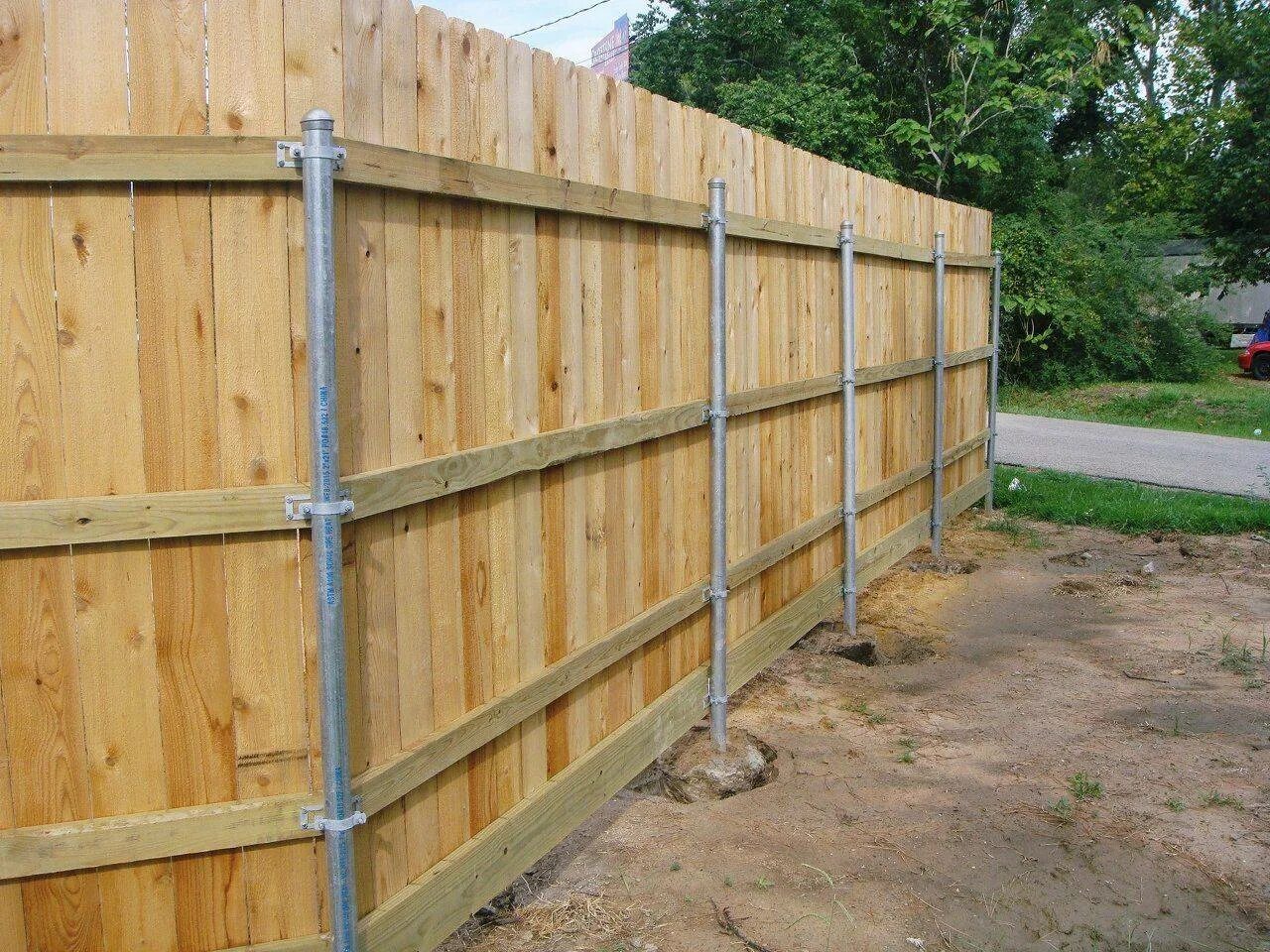 Сам поставить забор. Деревянный забор. Дешевый забор для дачи. Деревянный забор с железными столбами. Забор на даче из досок.