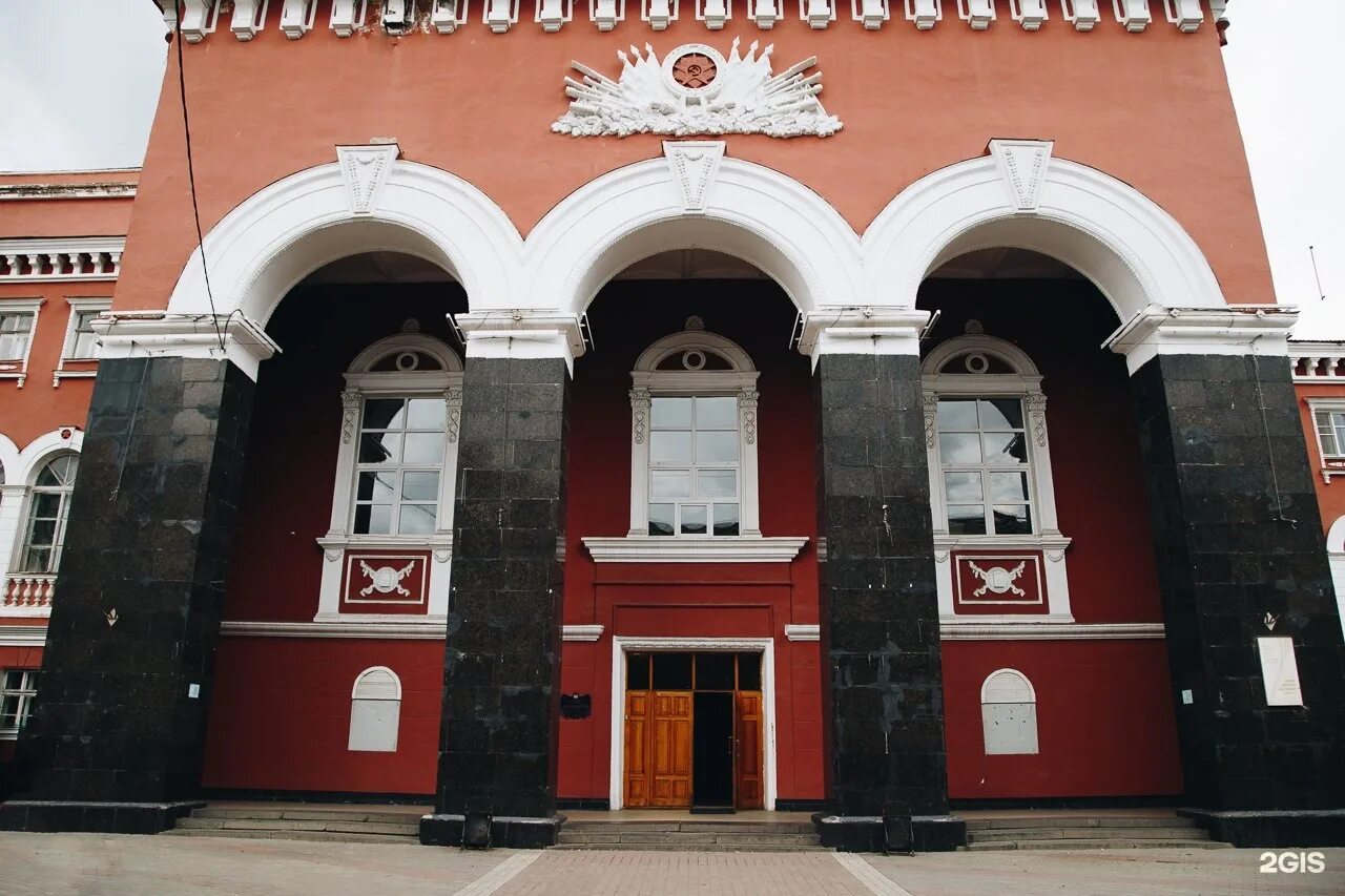 Voronezh dom. Воронеж дом офицеров проспект революции. Мариинская гимназия Воронеж. Дом молодежи проспект революции 32. Воронеж проспект революции 32 дом молодежи.