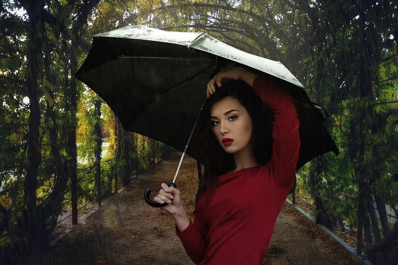 Защитить образ. Модель с зонтом. Женщина дождя. Девушка с зонтом от солнца. Девушка брюнетка с зонтиком.