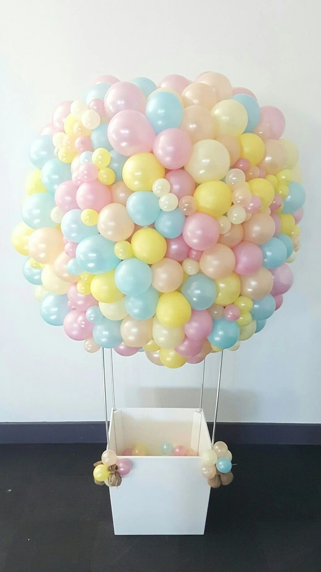 Корзина с шарами для фотосессии. Воздушные шары. С днём рождения шарики. Воздушный шарик. Композиции из воздушных шаров.
