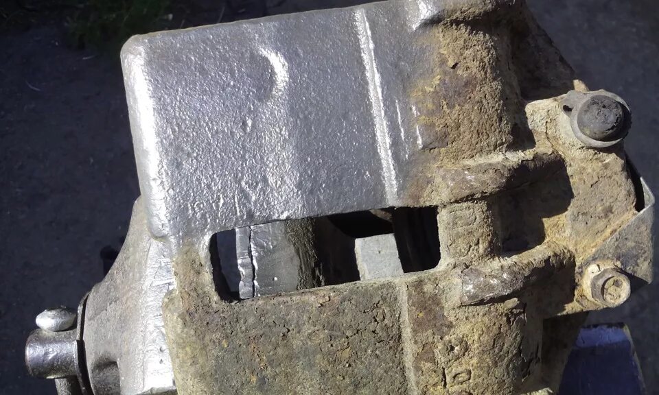 Восстановление тормозных суппортов xc90. Суппорта nissan patrol y62. 21081107420 восстановление. Переборка суппорта. Восстановление тормозных дисков мотоцикла.