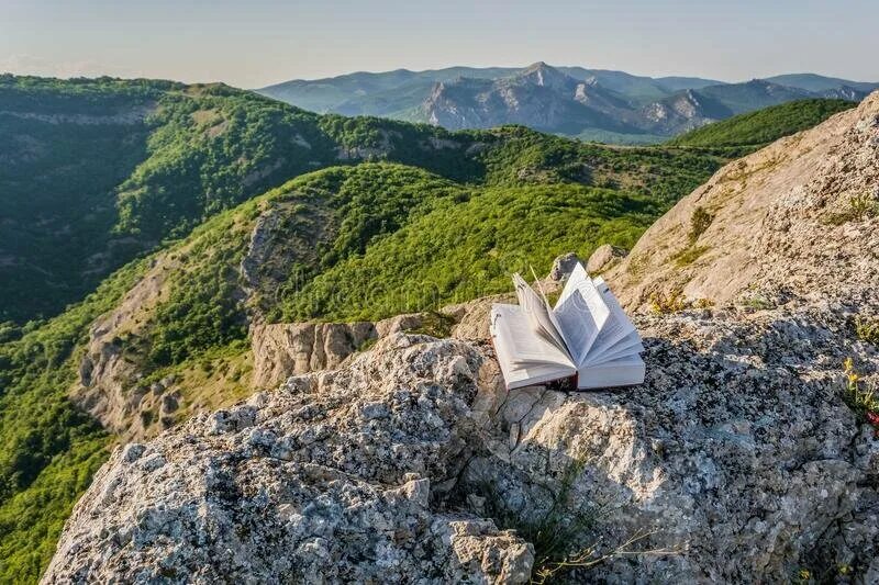 Книга маленькая гора. Гора книг. Гора книжек. Изображения горы книг. Чтение книги в горах.