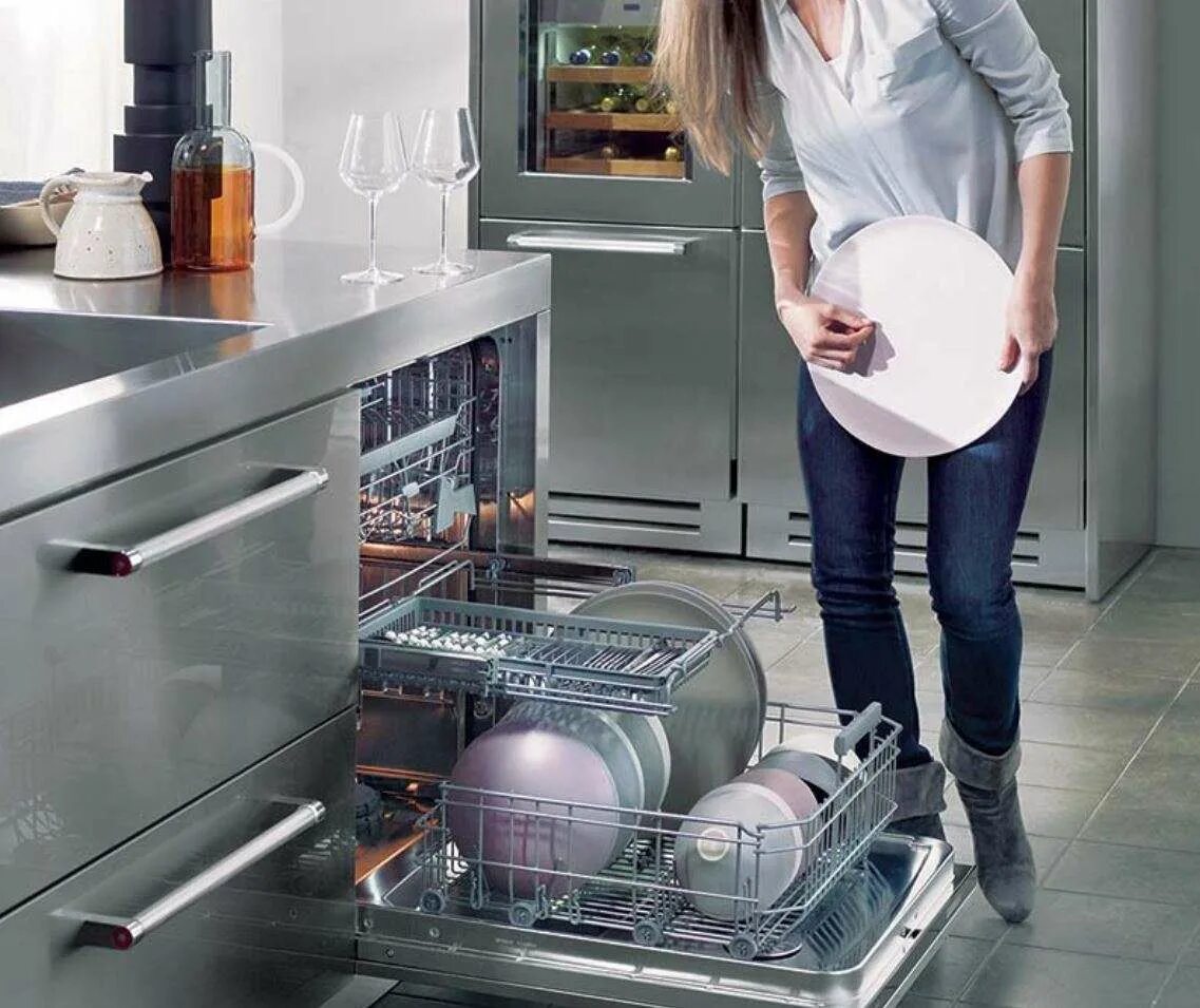 Какую посудомоечную встраиваемую купить. Посудомоечная машина kitchenaid KDSCM 82142. Посудомоечная машина kitchenaid KDSDM 82143. Посудомоечная машина в интерьере. Отдельностоящая посудомоечная машина в интерьере.