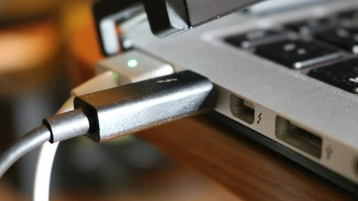 Macbook usb порт. Macbook thunderbolt 3. thunderbolt 2 для macbook. макбук разъемы thunderbolt. thunderbolt macbook pro 2011.