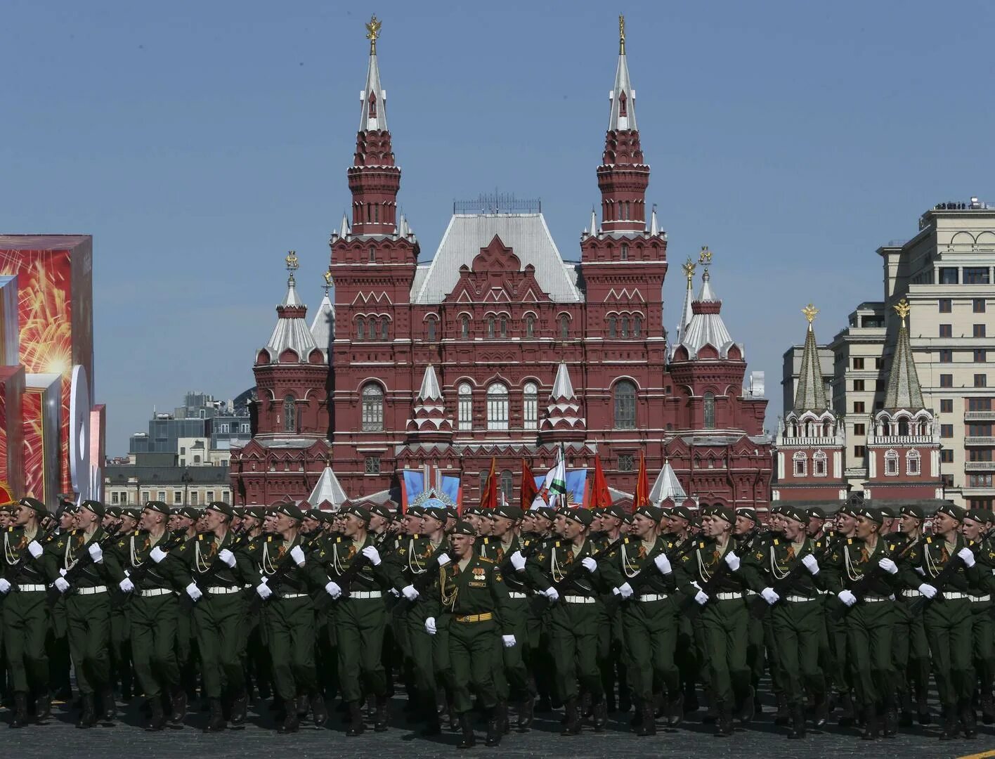 9 мая на красной площади 2015. Красная площадь праздник. Парад на красной площади 9 мая 2015 года. Московский кремль парад победы. Парад победы на красной площади в москве 9 мая и салют.