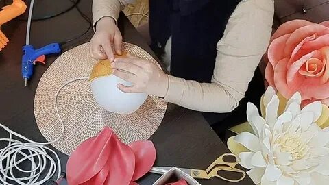 Әйел еңкейіп қалды