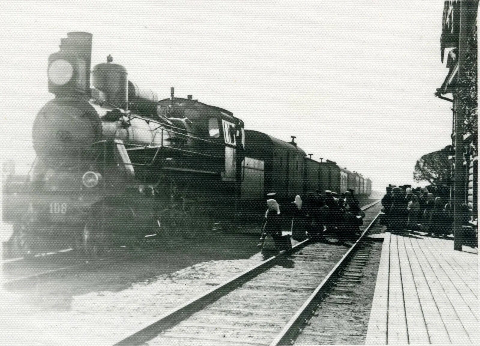 Станция Серго-Ивановская. Гжатск 1941. Гжатск вокзал. Советский паровоз.