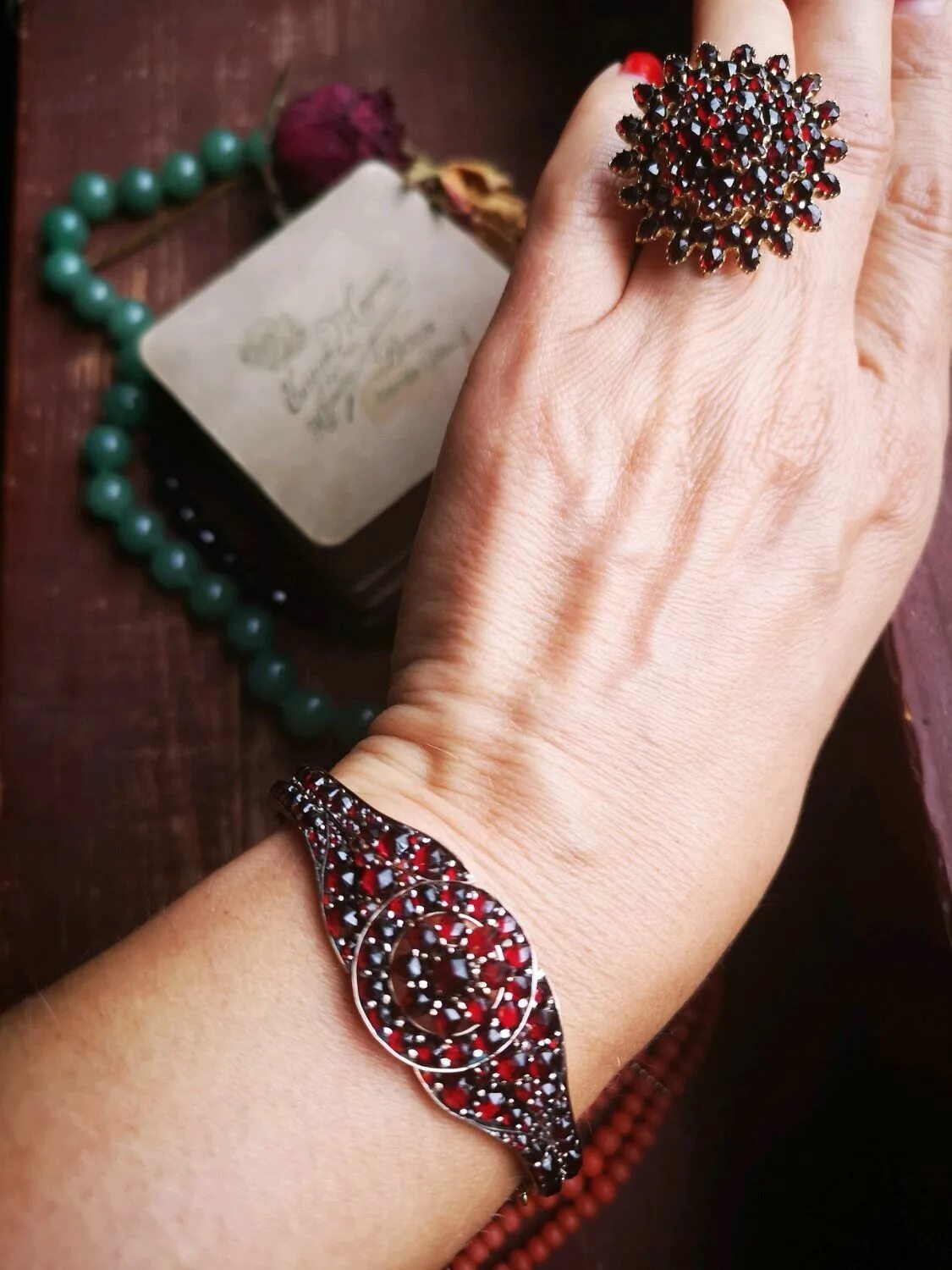 сорокин браслет с гранатом. гранатовый браслет а5042. браслет из граната. гранатовый браслет на руке. гранатовый браслет на руку.