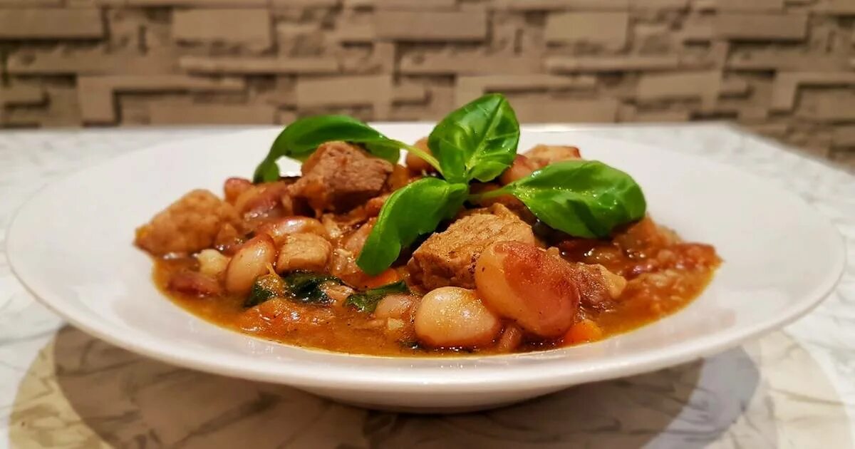 Свинина с фасолью. Лобио. Свинина с фасолью в томатном соусе. Свинина с фасолью в томатном соусе. Свинина с фасолью консервы.