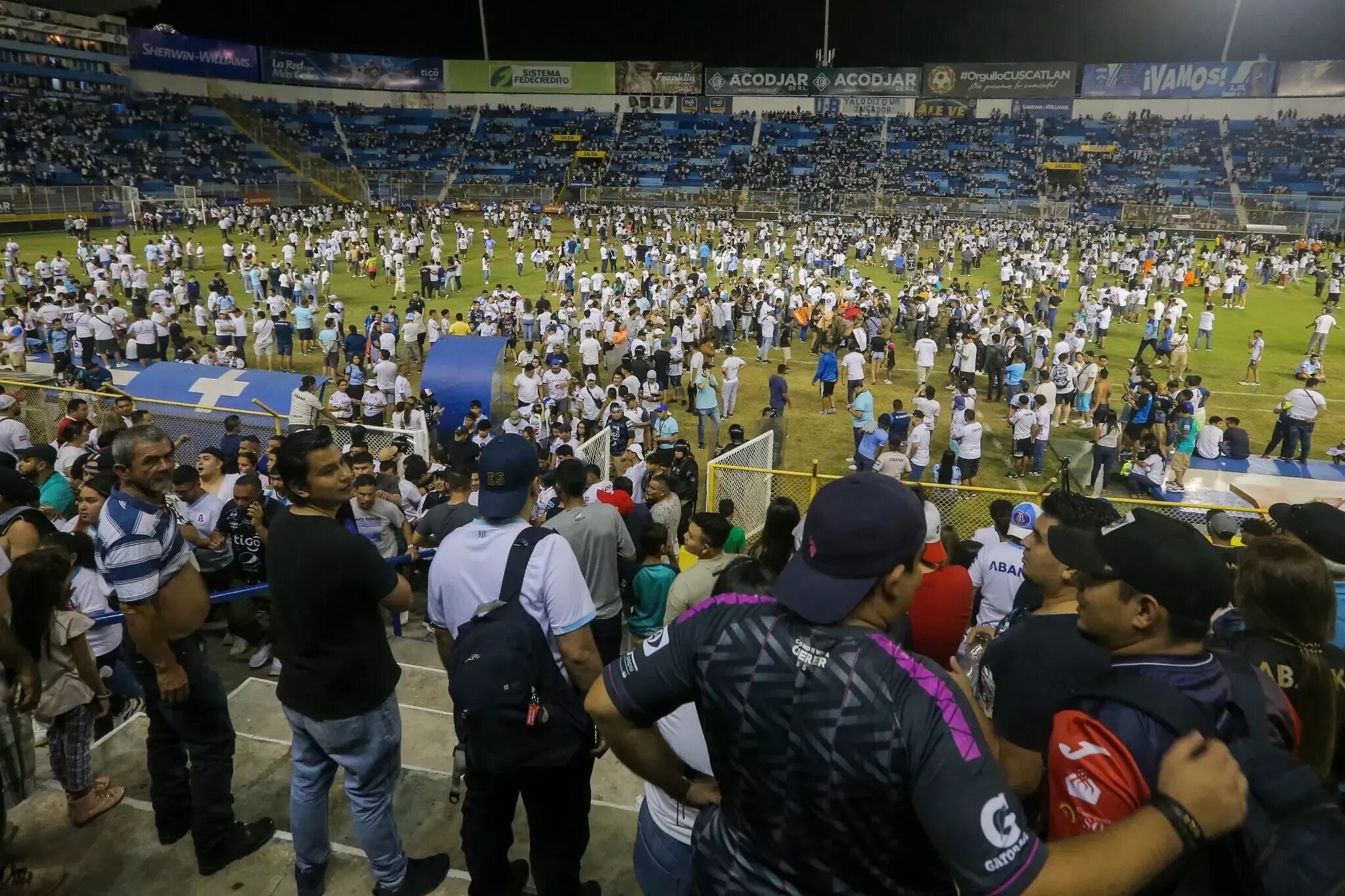 Estadio Cuscatlán Сан-Сальвадор. Футбольные болельщики. На футбольном стадионе. Болельщики на стадионе.