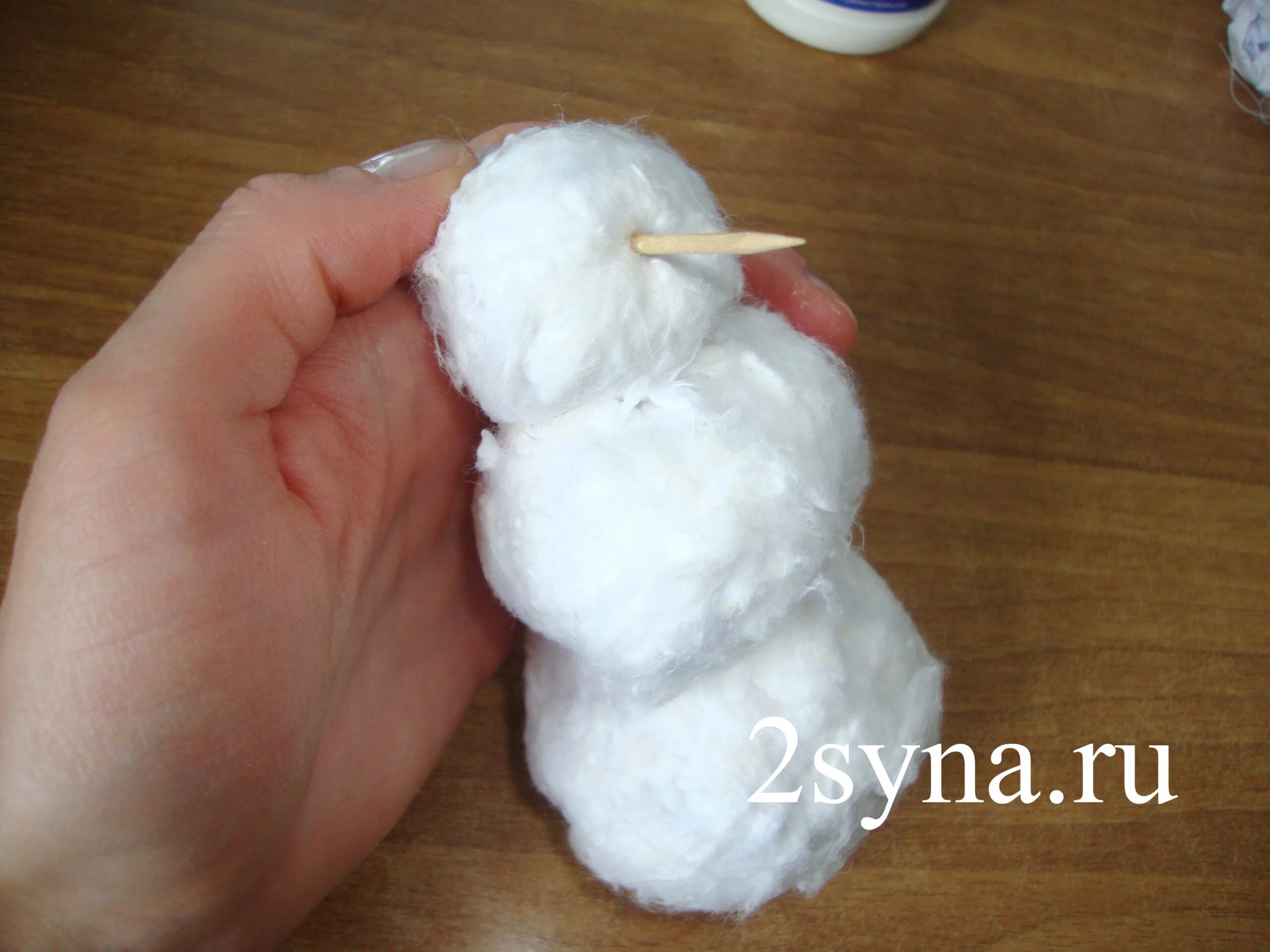 снеговик из ваты и фольги своими руками. поделка снеговик из ваты. снеговик из ваты. поделка снеговик из ваты. игрушки из ваты мк снеговик.