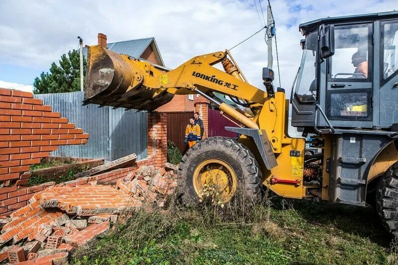 Демонтаж ограждения. Демонтаж железобетонного забора. Демонтаж забора из кирпича. Демонтаж металлического забора. Демонтаж железобетонного забора.
