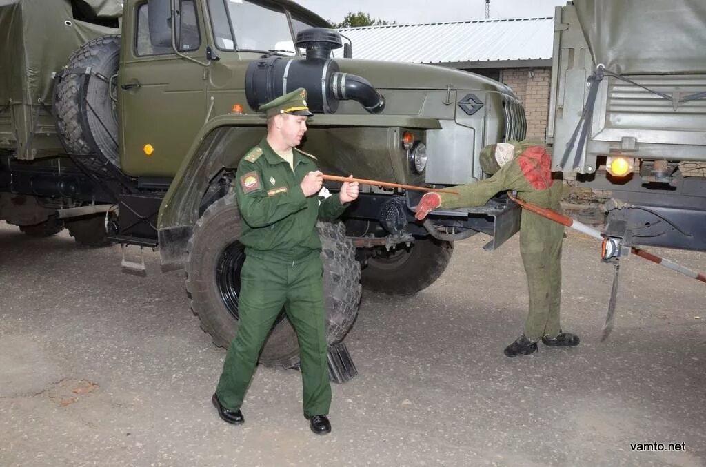 Комиссия по безопасности военной службы. ЗИЛ-131 буксирует БТР. ЗИЛ 131 РХБЗ. ГАЗ 66 РХБЗ. Жесткая сцепка Урал 4320.