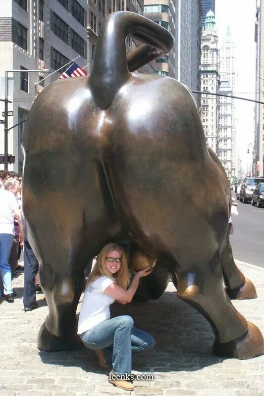 Памятник бык с яйцами. Скульптура женщина с яйцом.