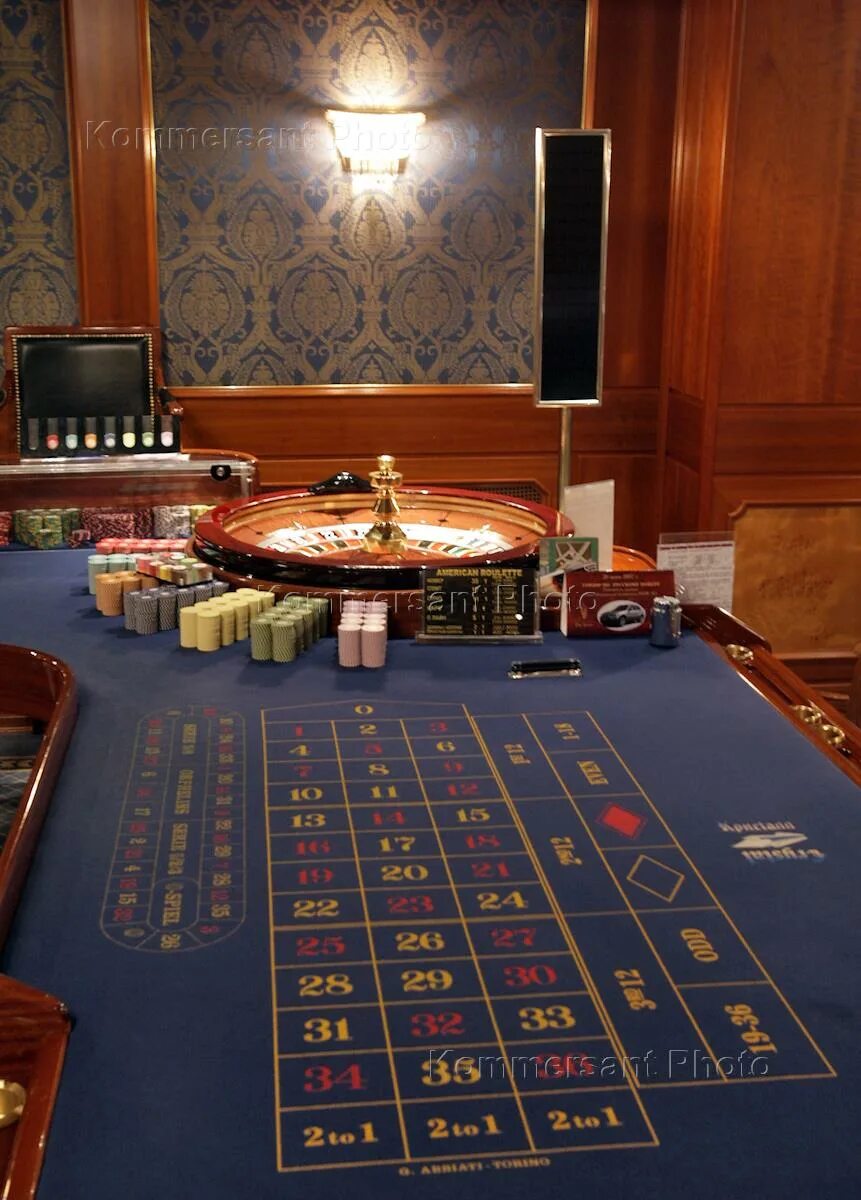 Crystal casino. КРЦ Хрустальный дворец-казино Кристалл, Москва. Казино Golden Palace Москва в 90е. Казино Кристалл на Таганке в 90е.