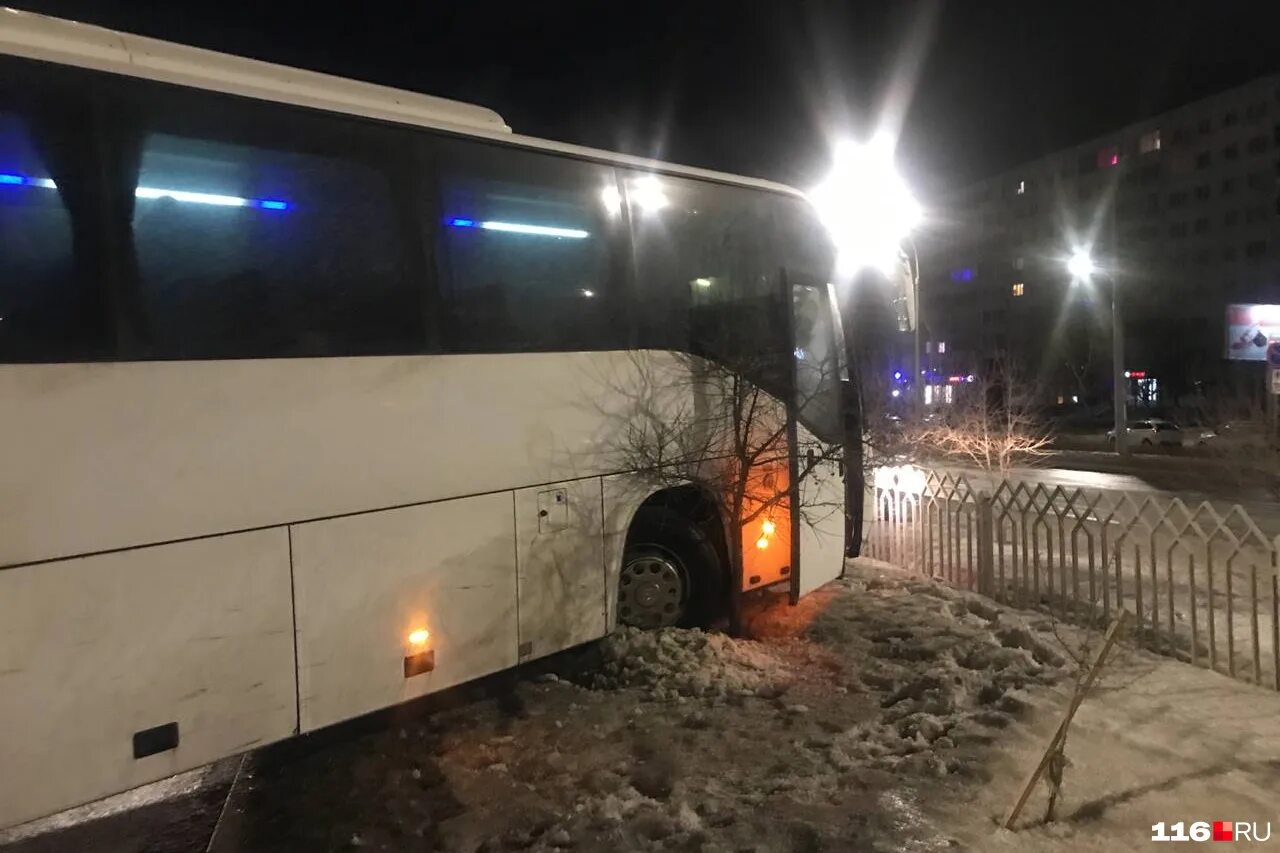 Автобус в казань из набережных. Автобус фото. Пассажирский автобус. Автобусная остановка с автобусом.