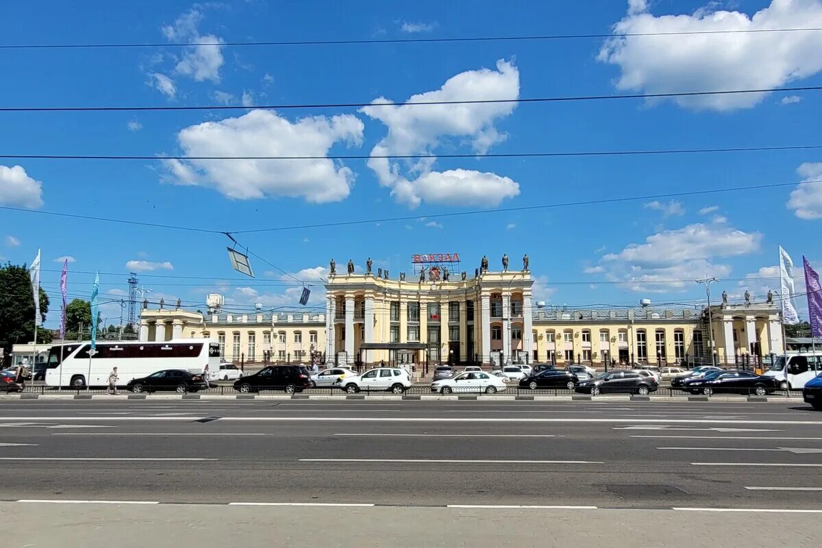 Фото вокзала Воронеж 1 из окна вагона. ЖД вокзал Воронеж-1 адрес на карте Воронеж рядом ЦЕНТРТОРГ.