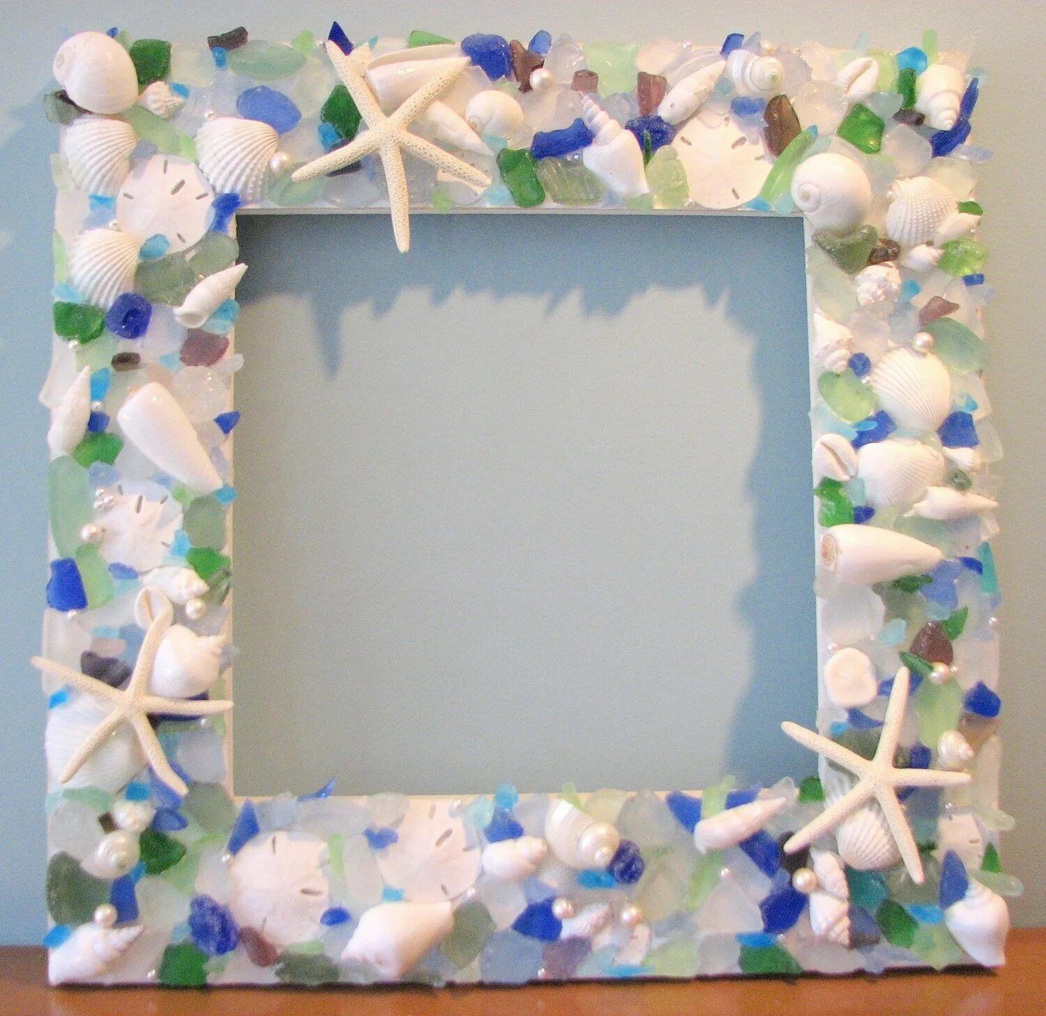 декор деревянной рамки. создание рамки для фото. декорирование рамок для фотографий. рамка для зеркала из картона. украшение фоторамок пайетками.