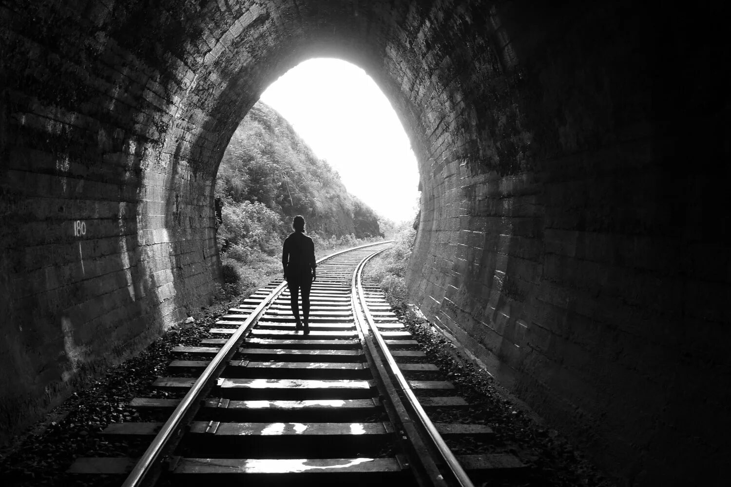 Мужчина железная дорога. Фотосессия в туннеле. Мрачный туннель. Темные туннели.