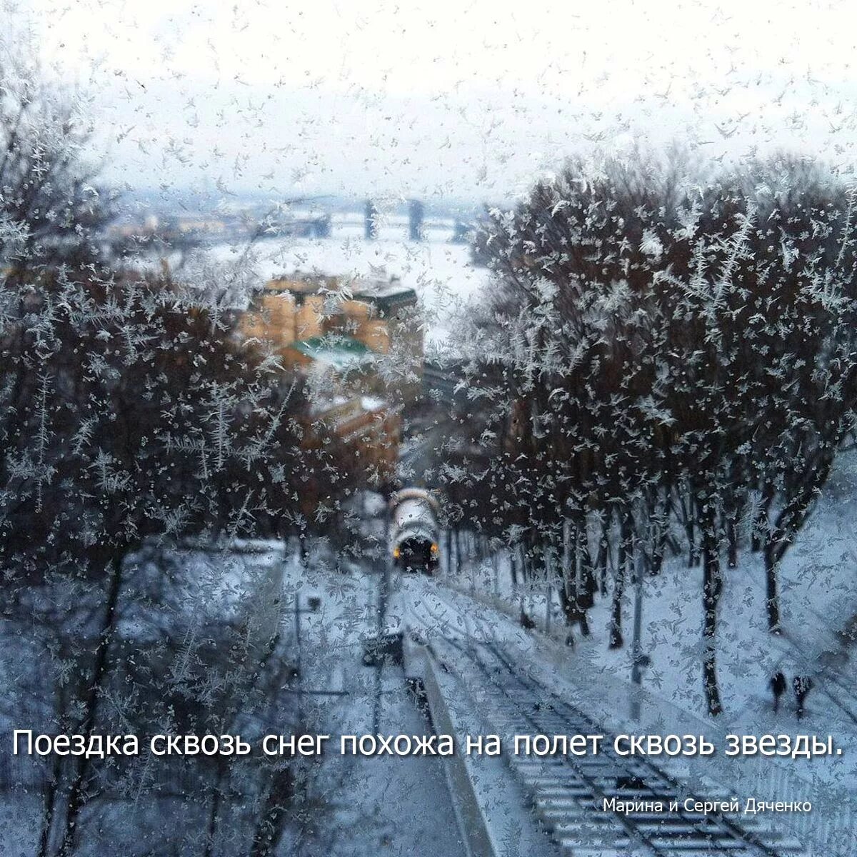 Песня похожая на снег. Девушка кружится в снегу. Снежинки падают. Холодная девушка. Девушка на зимнем пейзаже.