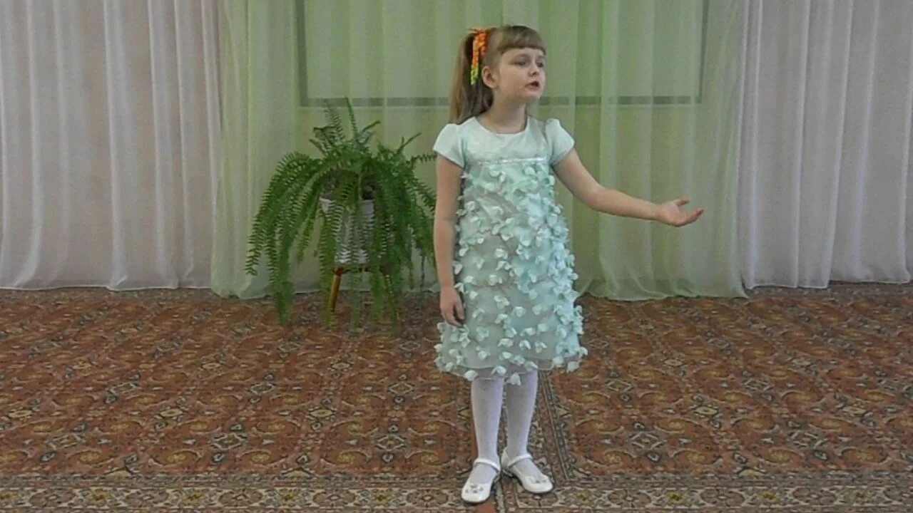 Стихотворение платьев у мамы просто не счесть. Платьев у мамы просто не счесть. Мама и дочка коктейльные платья. Стих мама платьев у мамы. Мама дочку одевала стихотворение.