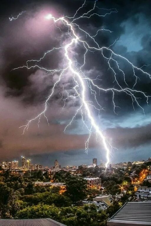 Мощную грозу. Sydney Thunderstorm Сидней гроза. Молнии Кататумбо. Торнадо Гром молния. Страшная гроза.