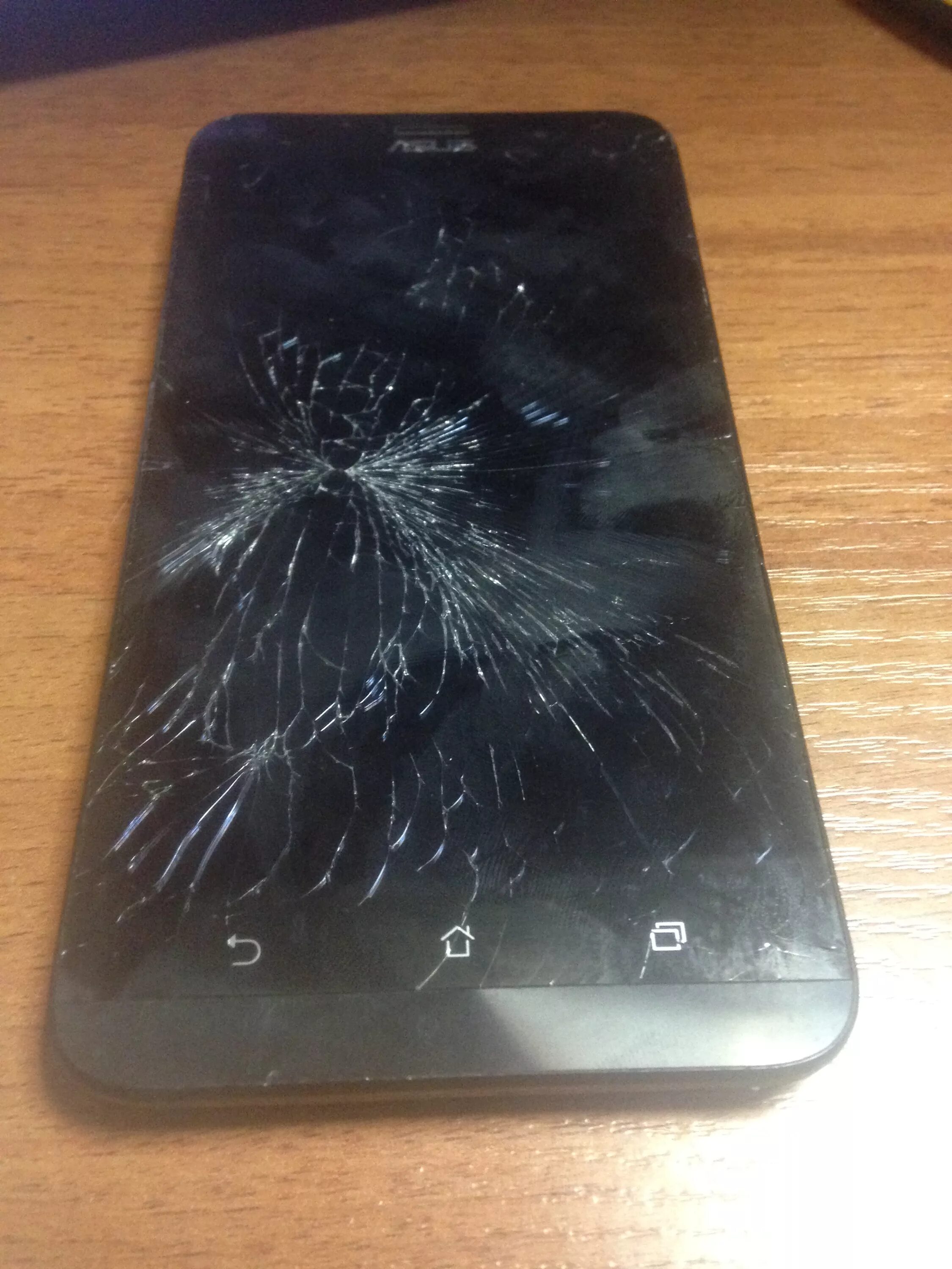 Трещина смартфон. ASUS Zenfone 2 разбитый. Разбитый телефон. Сломанный смартфон. Разбитый экран.