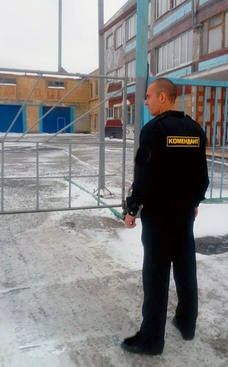 Комендант общежития вахта сургут. Комендантша в общежитии. Профессия вахтер. Комендант в общаге. Комендант в общаге.