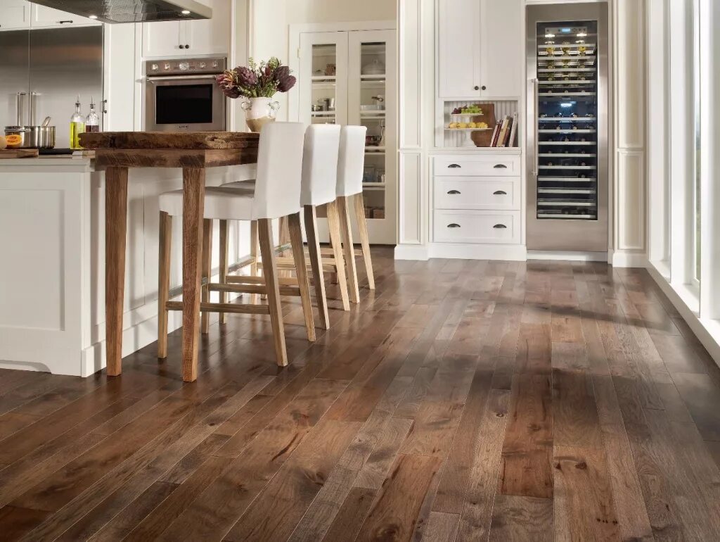 Ламинат в интерьере кухня. Ламинат Laminate Flooring. Ламинат дуб Босфор в интерьере. Дуб Риполи ламинат Loft. Дуб Баноффи 7020 ламинат ideal.