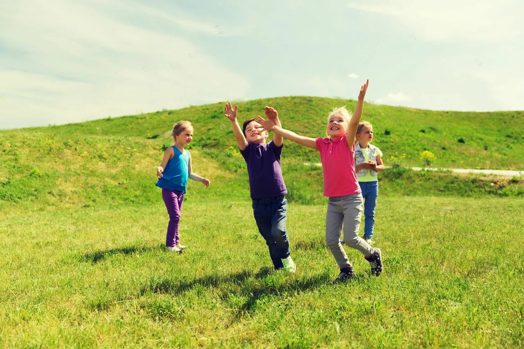 Дети бегут по полю. Лето фото для детей. Группа счастливых детей. Дети лето классики.