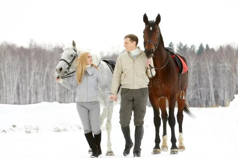 Гонит всадник коня держится за поводья смотрит. Прогулка на лошадях зимой. Человек ведет лошадь. Ведет лошадь под уздцы. Прогулка на лошадях вдвоем.