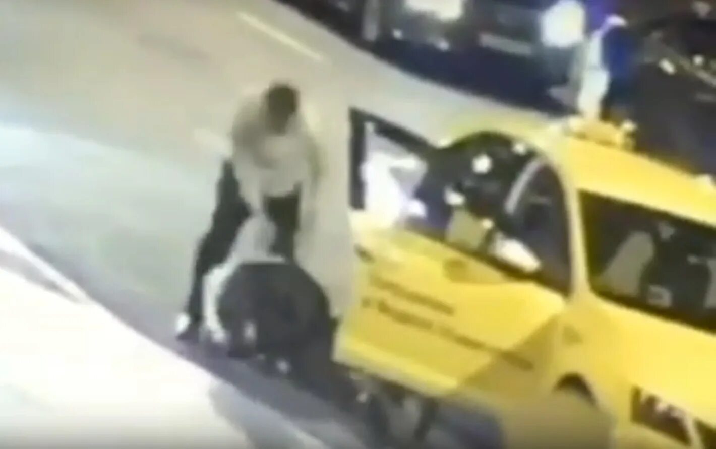 Таксист в Москве избил пассажира. Таксист напал с ножом на пассажиров.