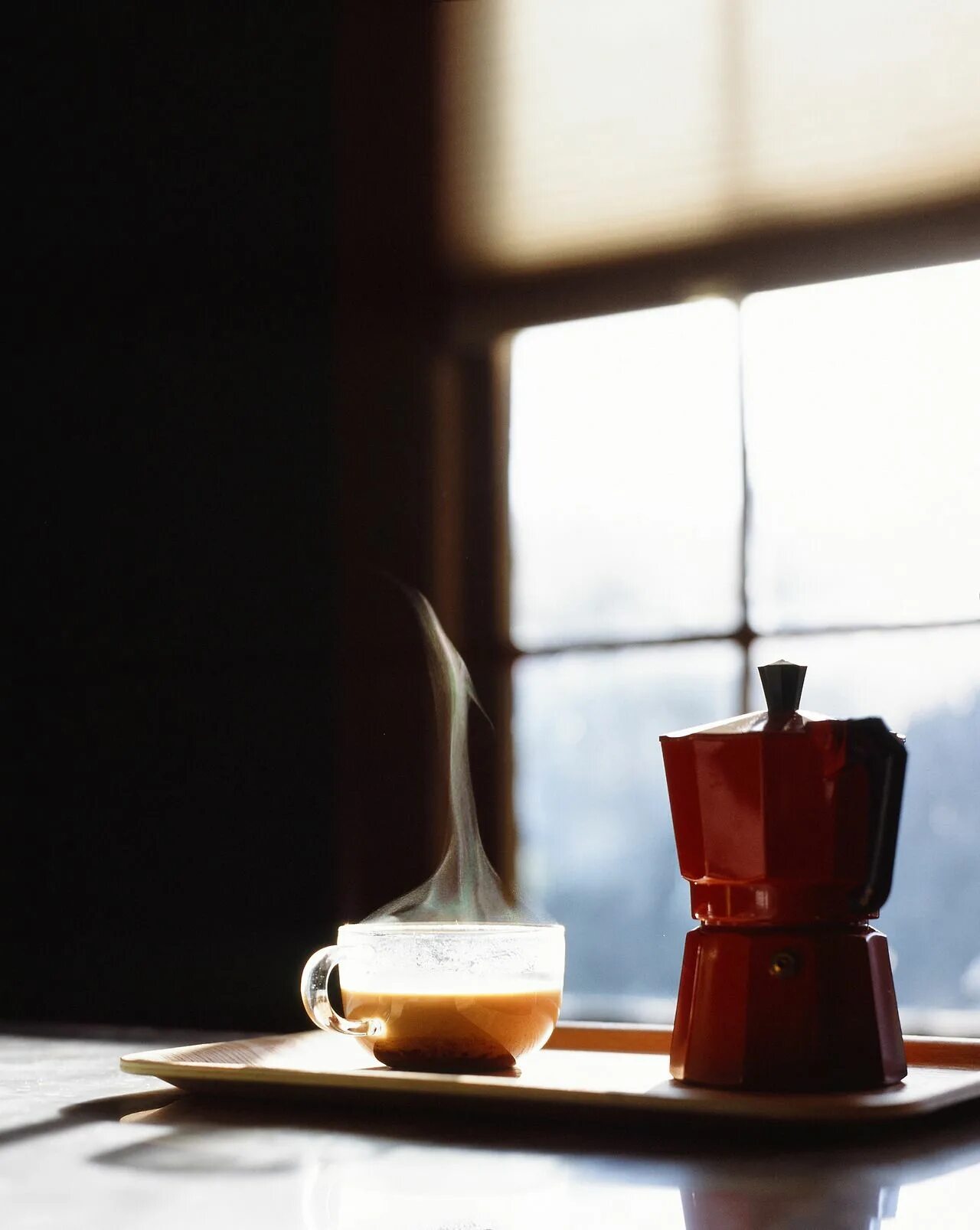 I drink coffee the morning. Кофе у окна. Чашка кофе на окне. Кружка кофе у окна. Утро кофе окно.