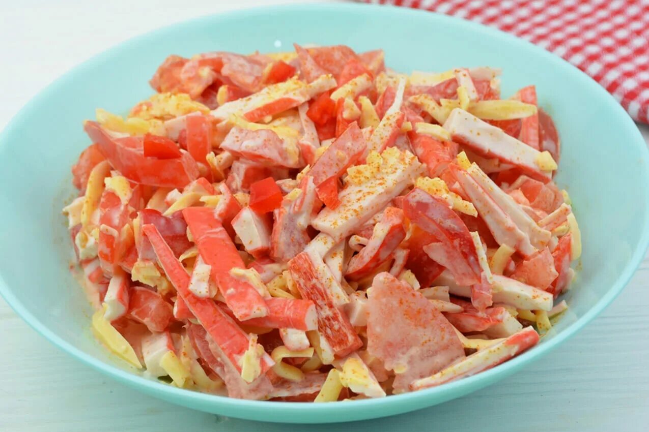 Крабовый салат со сладким перцем. Салат красное море с крабовыми палочками и помидорами. Салат с крабовыми палочками и перцем болгарским. Салат красное море с кальмарами. Крабовый салат со сладким перцем.