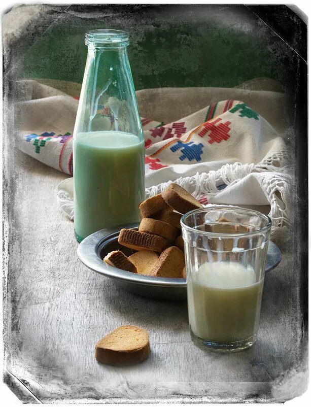 мякоть хлеба. сухарики с молоком. печенье московские хлебцы спартак. сухари сдобные черногорские с молоком 500 гр. кефир с сухарями.