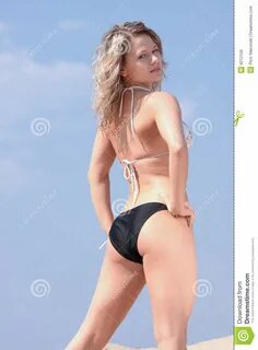 Mooi Blond Meisje in Bikini Die Sunbath Neemt Stock Afbeelding - Image of gezond